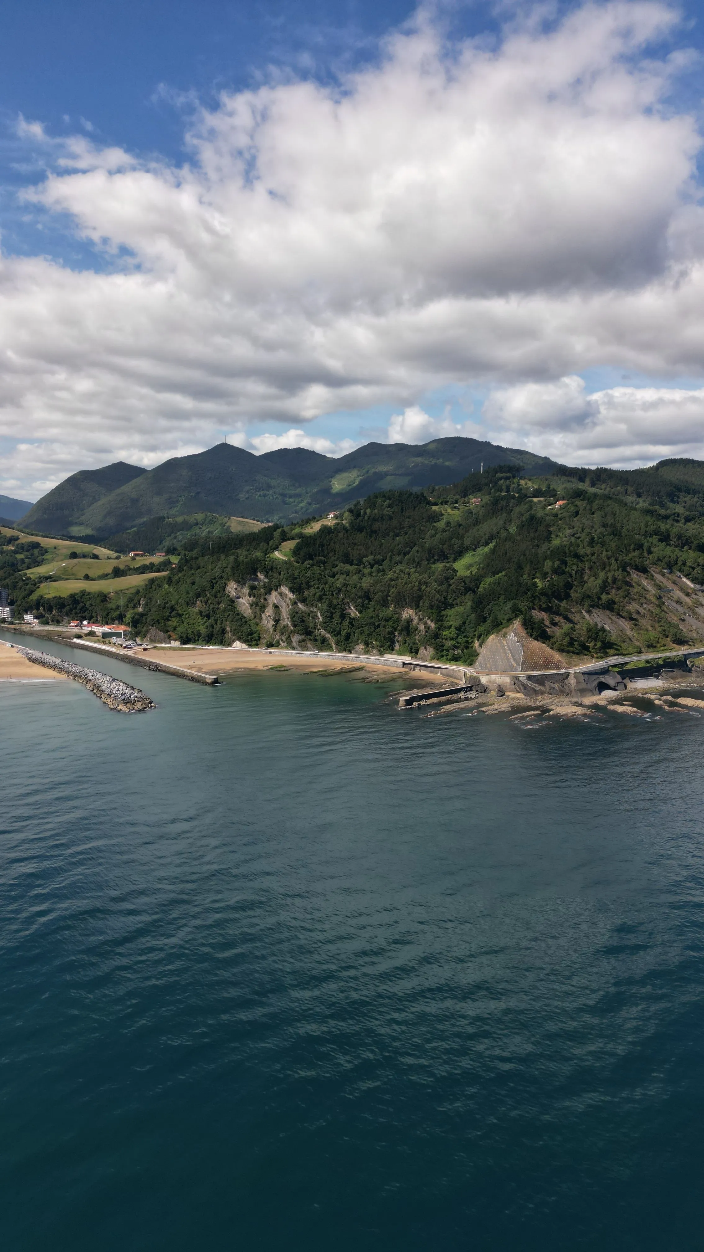 Vistas de la ría de Urdaibai desde la terraza de Asador Artebe, con la marisma y los montes al fondo